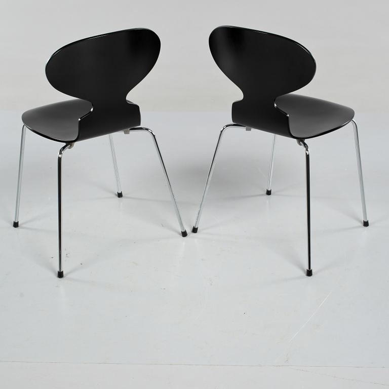 STOLAR, ett par,  "Myran", Arne Jacobsen för Fritz Hansen, 2012.