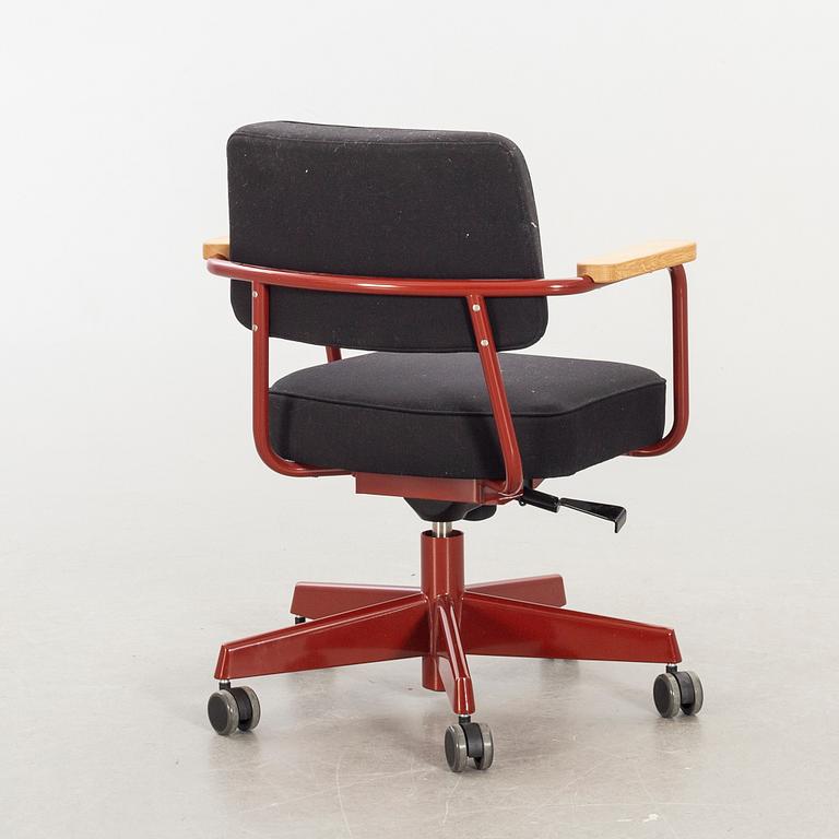 A Fauteuil Direction Pivotan office chair by JEAN PROUVÉ for VITRA.
