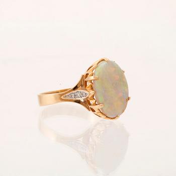 Ring 14K rött och vitt guld med ovalslipad opal samt runda briljantslipade diamanter.