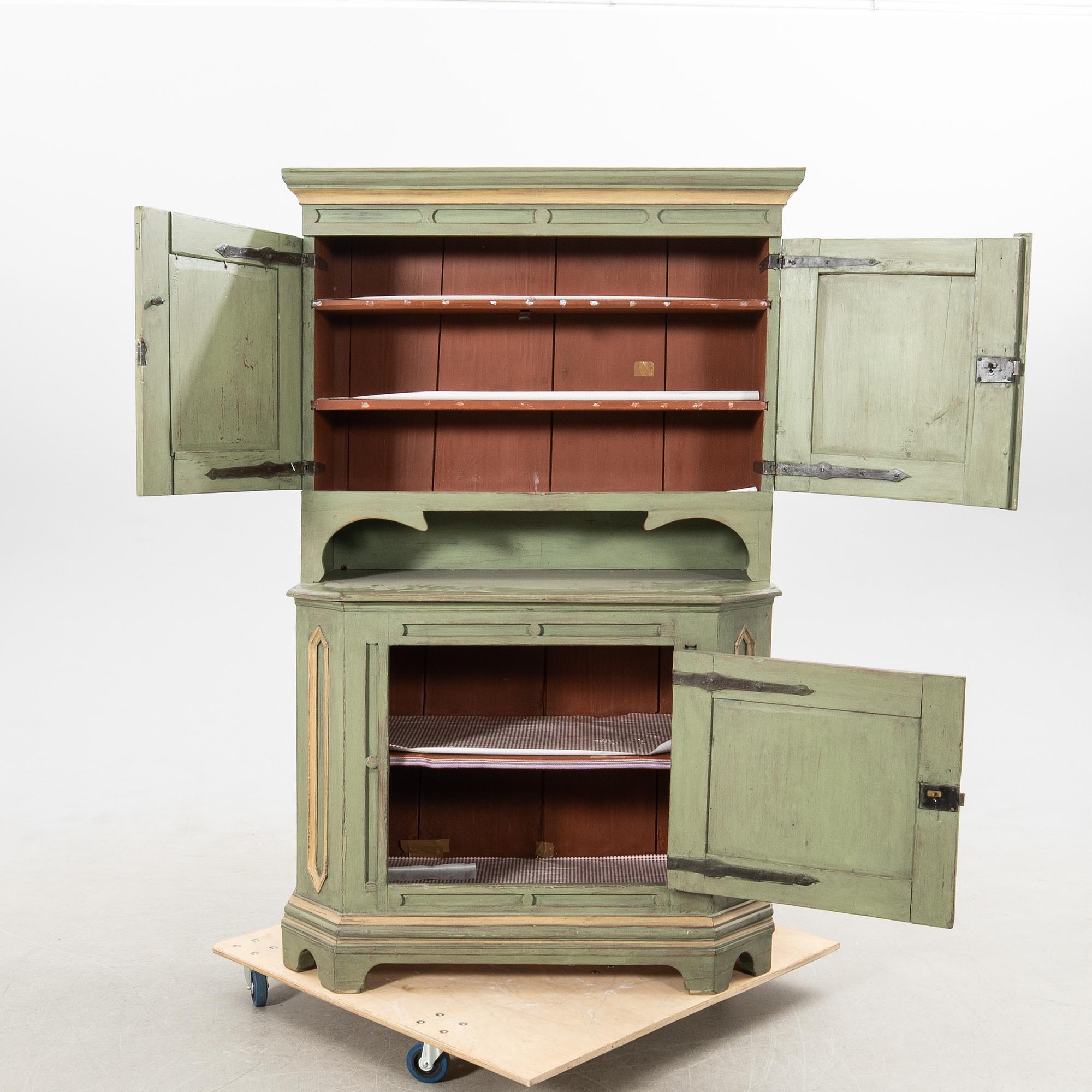 Skåp 1700-talets första hälft/mitt barock.