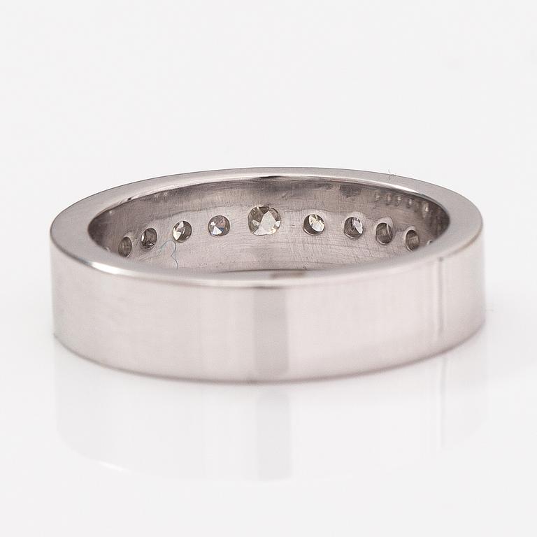 An 18K gold ring with diamonds ca. 0.44 ct in total.