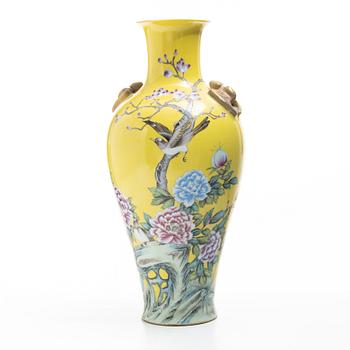 A Chinese porcelain vase, later part of the 20th century.
