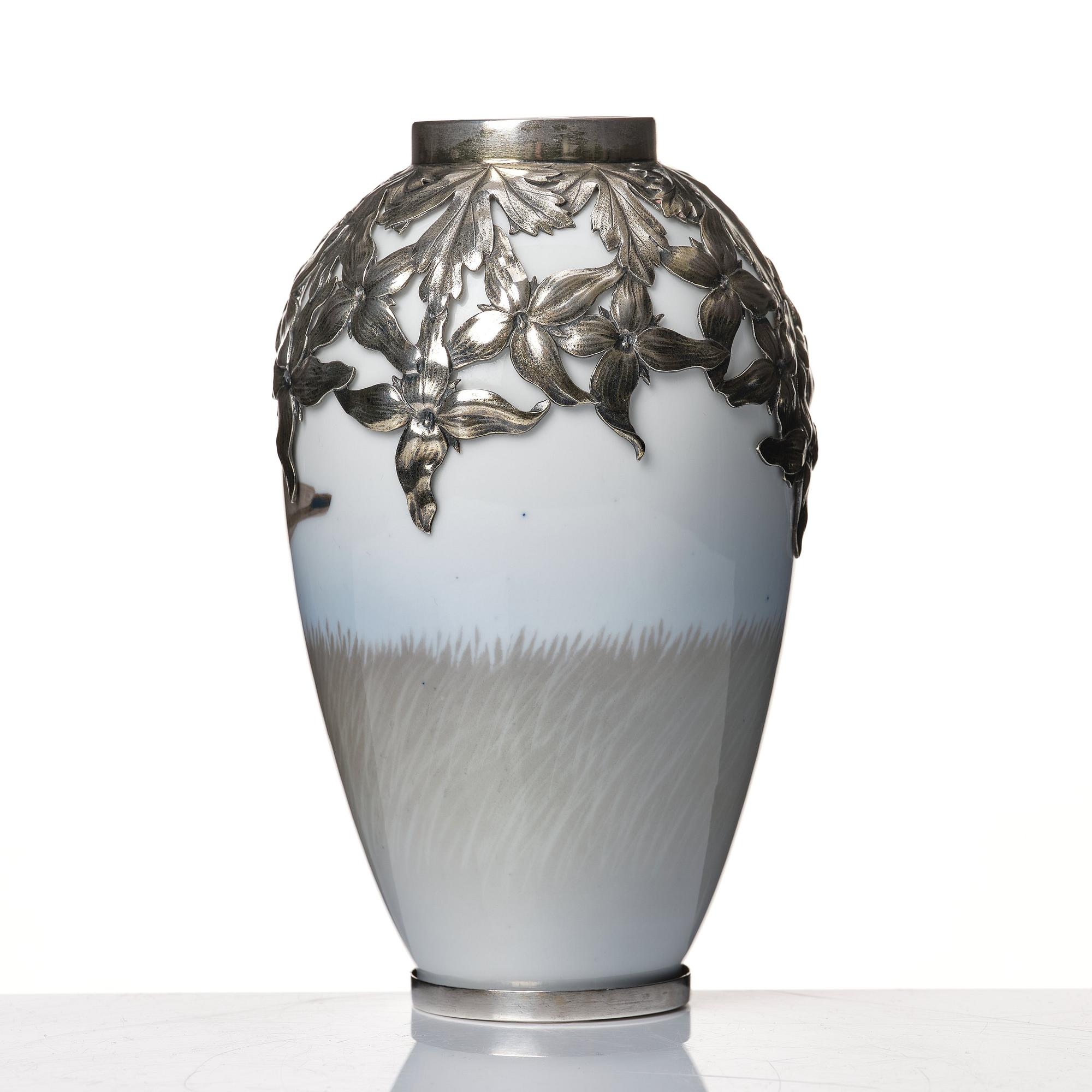 Anton Michelsen, & Royal Copenhagen, vas, porslin med mynning och fot av sterlingsilver, Köpenhamn 1911.