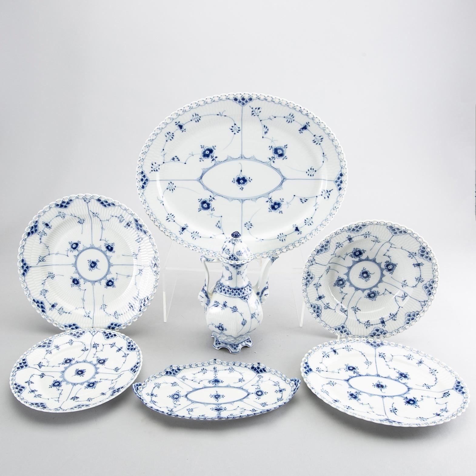 A set of 22 pcs of Musselmalet helbonde porcelain service.