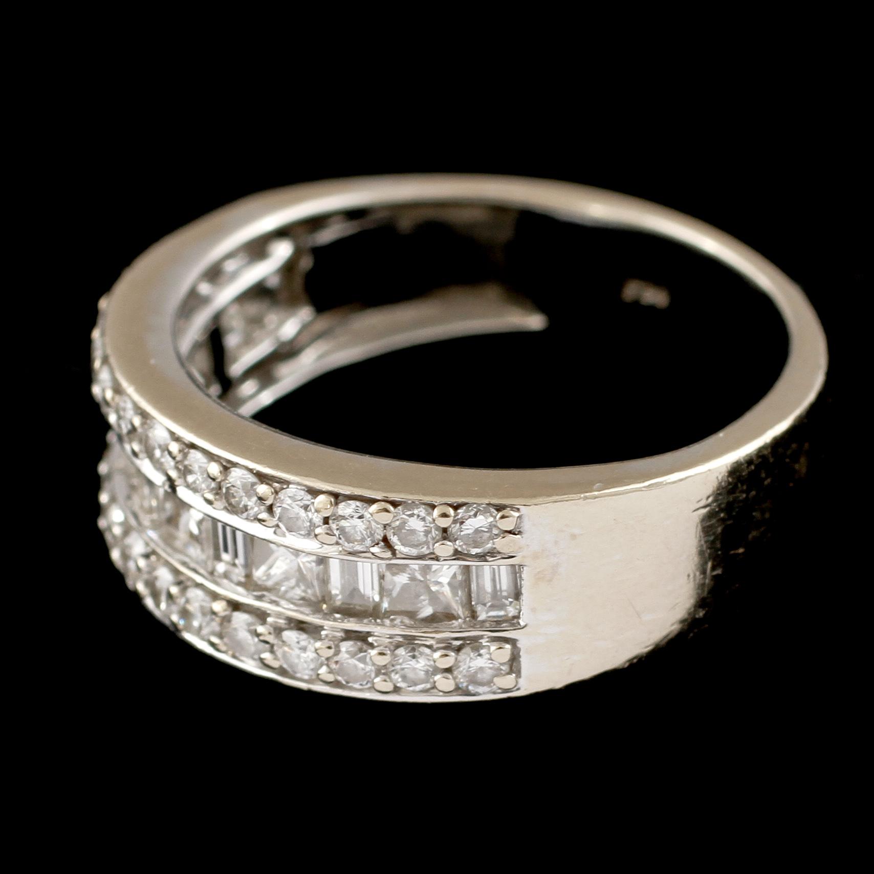 RING, 18k vitguld med 30 briljantslipade och 13 fasettslipade diamanter, Iduna,  Varberg, 2000-tal. Vikt 6 g.