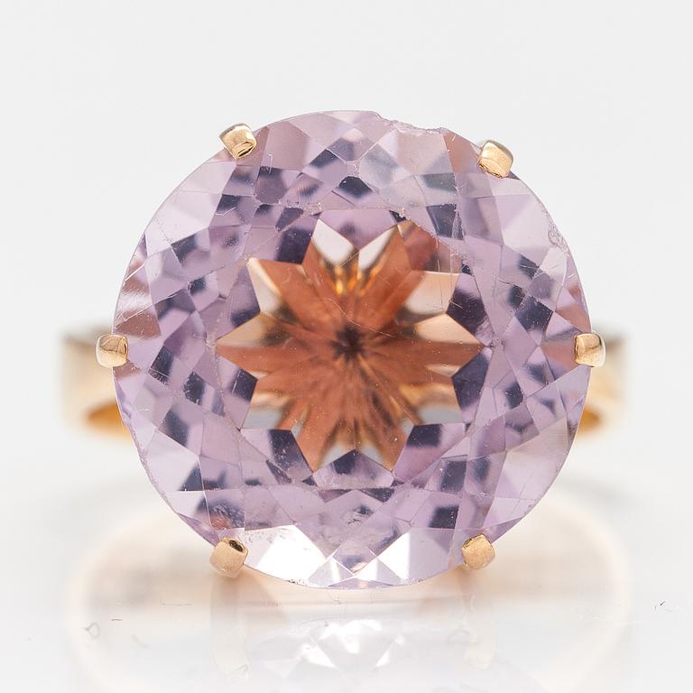 A 14K gold ring with an amethyst. Westerback, Helsinki 1968.