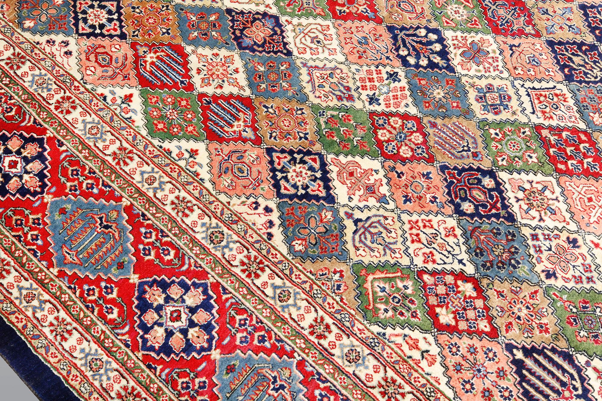 Carpet, Saruk, 363 x 268 cm.