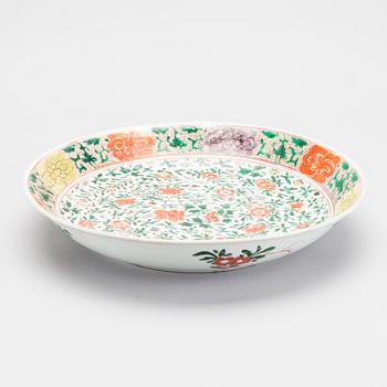 A CHINESE PORCELAIN BOWL FROM THE 19TH CENTURY.