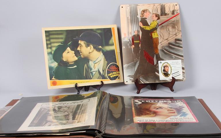 ALBUM MED TIDNINGSOMSLAG SAMT FILMAFFISCHER. Mest 1930-40-tal.