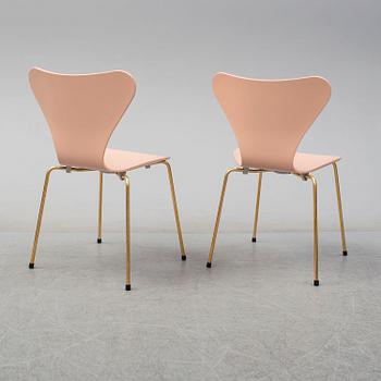 ARNE JACOBSEN, a pair of 'Sjuan' chairs.