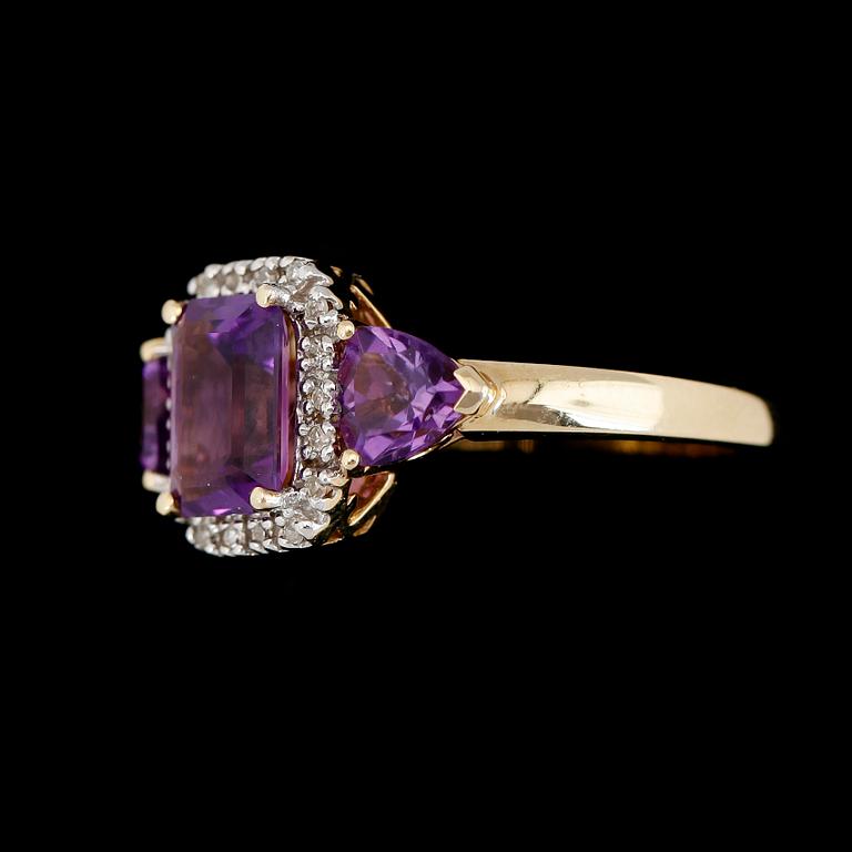 RING, 14K guld, diamanter tot ca 0.09 ct. och ametister. Total vikt ca 4 g.