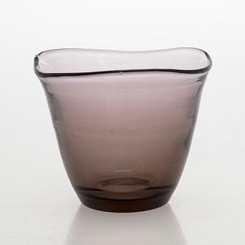 Gunnel Nyman, A glass bowl, model 38 / 11123, signed Gunnel Nyman Riihimäen Lasi Oy. Designed in 1938.