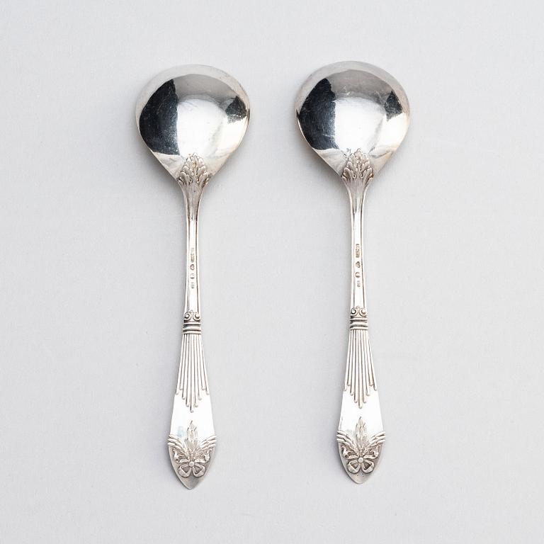 A silverware set, 105 pieces, and a cutlery box, marks of Erasmus Lindeström, Stockholm 1901-1902.