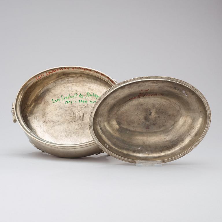 TERRIN MED LOCK, av Lars Lundwall (mästare i Jönköping 1761-1780/82). Rokoko.
