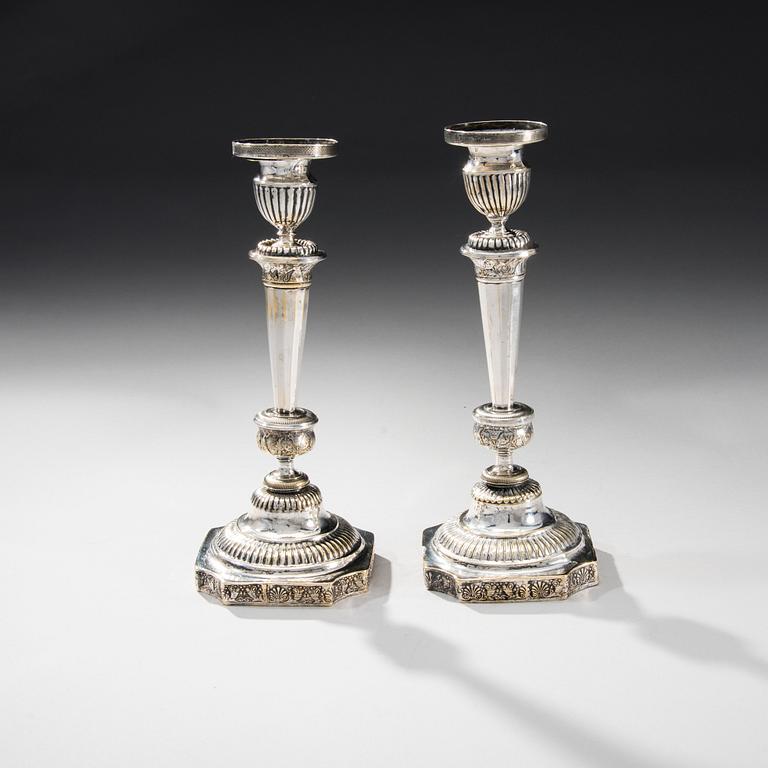 A PAIR OF RUSSIAN SILVERPLATED CANDLESTICKS. ПАРА РУССКИХ ПОСЕРЕБРЕННЫХ ПОДСВЕЧНИКОВ.