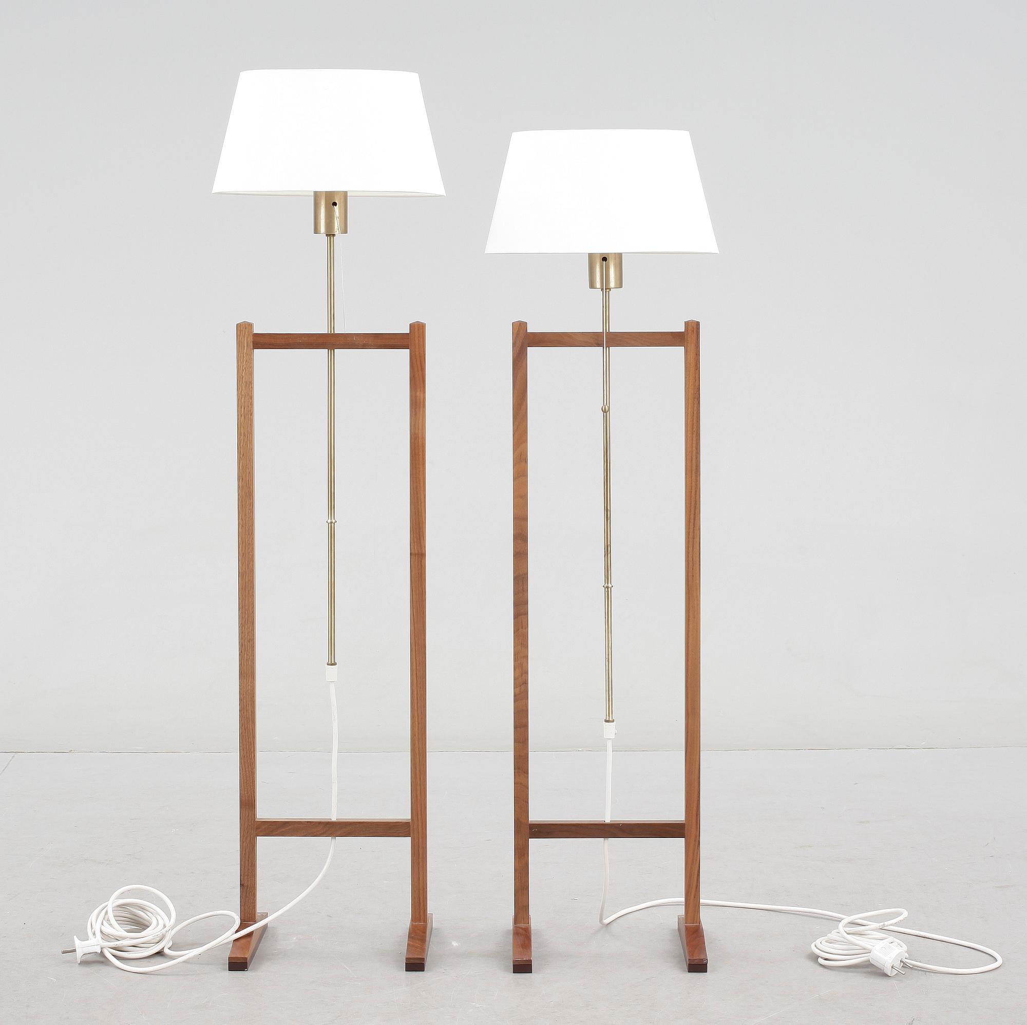 GOLVLAMPOR, 2 st, Josef Frank, modellnummer 2458, Firma Svenskt Tenn, 1900-talets mitt.