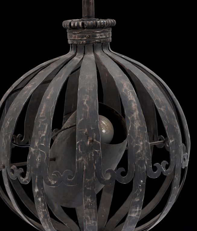 TAKLAMPA, smidesjärn, 1900-talets första del. Höjd ca 129 cm.