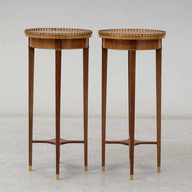 SALONGSBORD SAMT LAMPBORD, ett par, Sengustaviansk stil, tidigt 1900-tal.