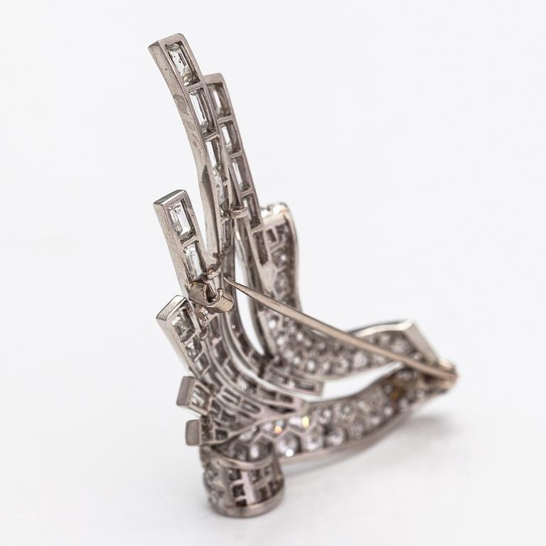 A platinum brooch with diamonds ca. 5.00 ct in total.