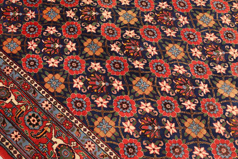 A semi-antique Varamin carpet, approx. 327 x 216 cm.