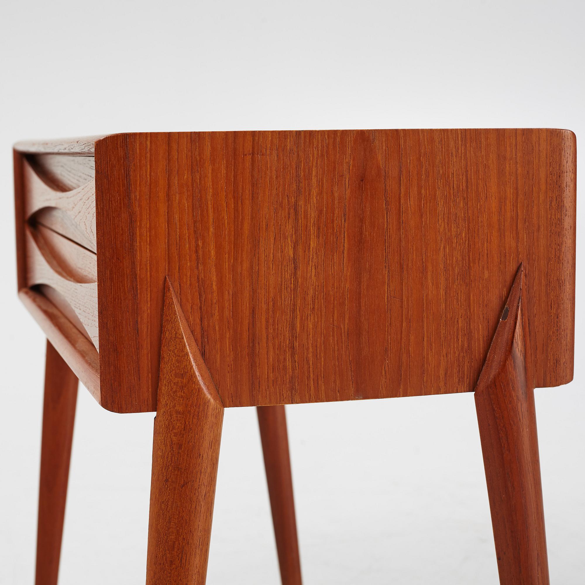 Rimbert Sandholdt, sängbord/ spegelbord
AB Glas &Trä Hovmantorp, 1959.