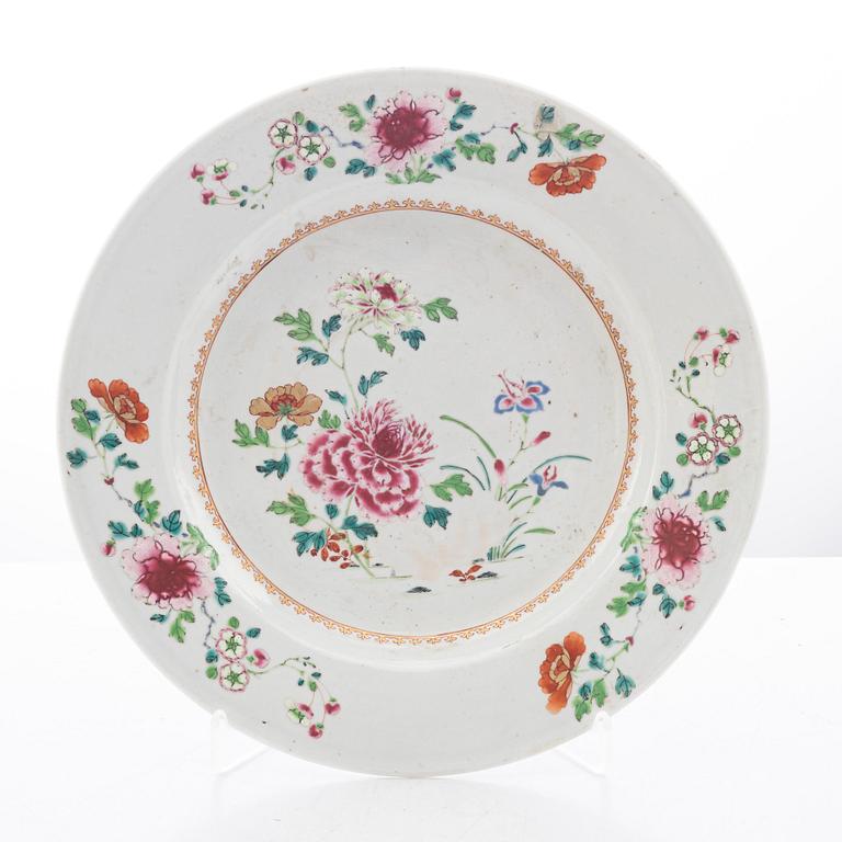 A famille rose serving dish, Qing dynasty, Qianlong (1736-95).