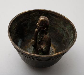 VINSKÅL SAMT FIGUR, brons, Kina, 1800/1900-tal.
