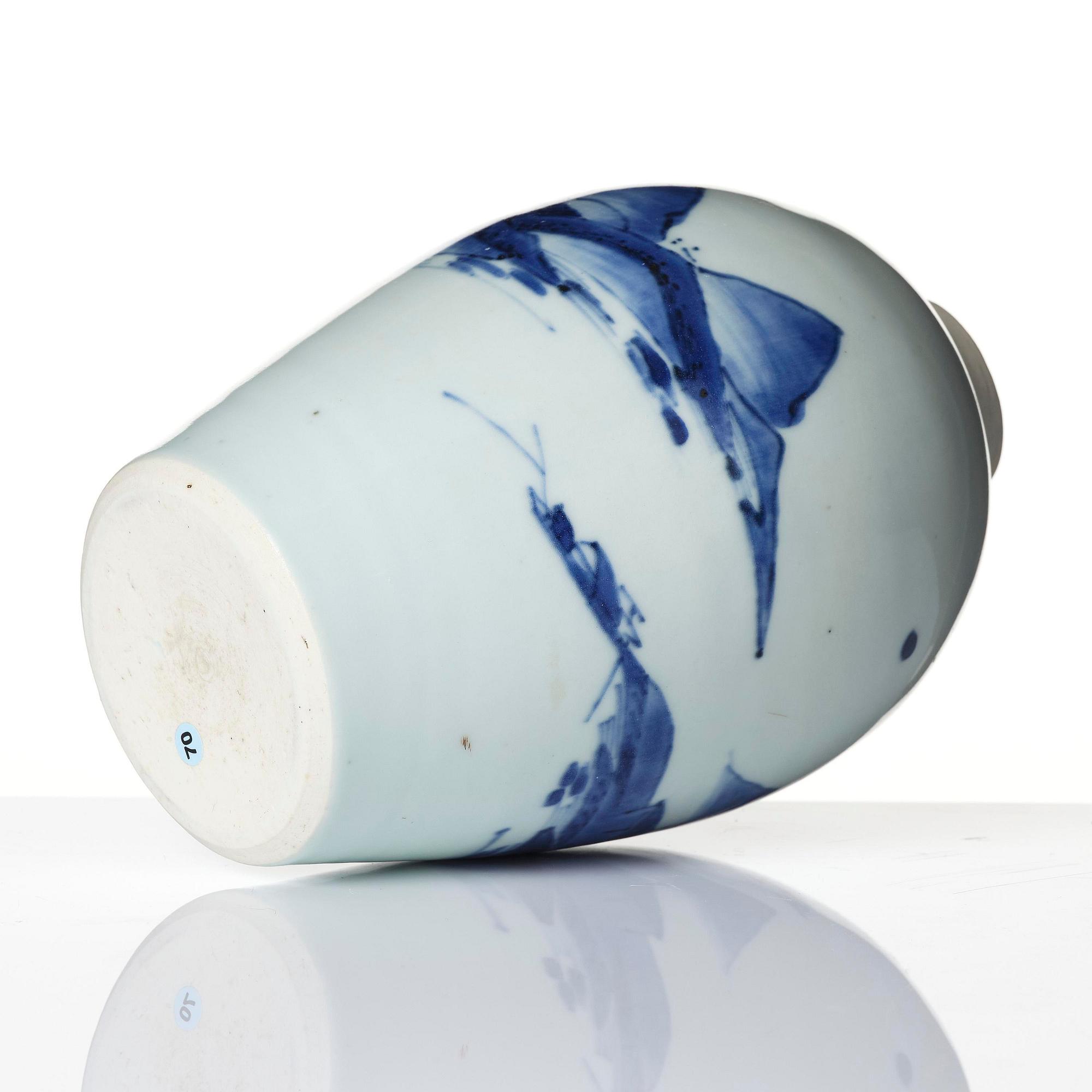 A blue and white 'landscape' vase, Transition, 17th century.