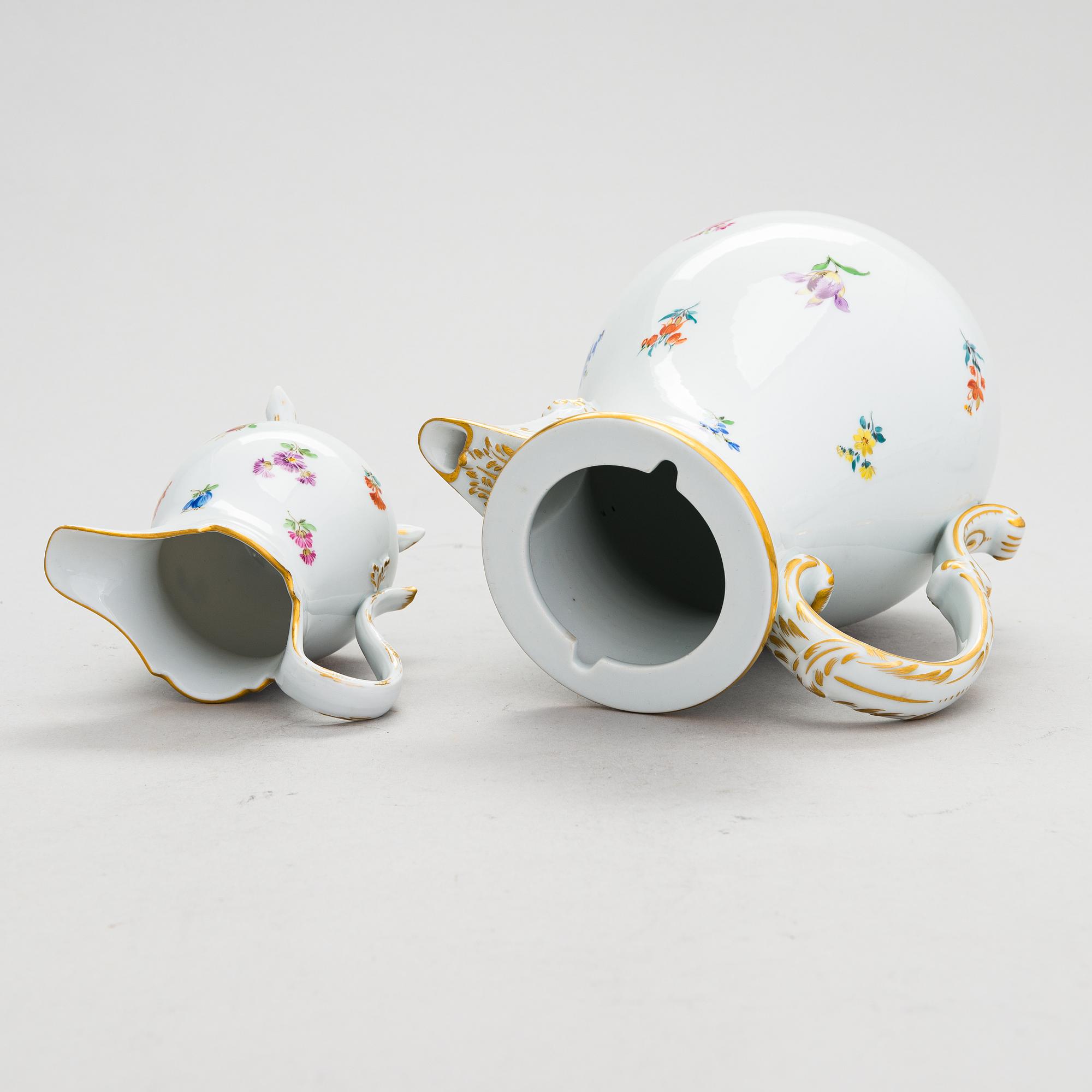 A 38-piece Meissen porcelain coffee set. 20th century.