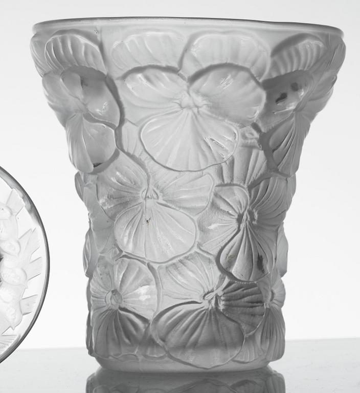 ASKFAT, VAS samt PENNSTÄLL, 8 delar, glas, Lalique, 1900-tal.