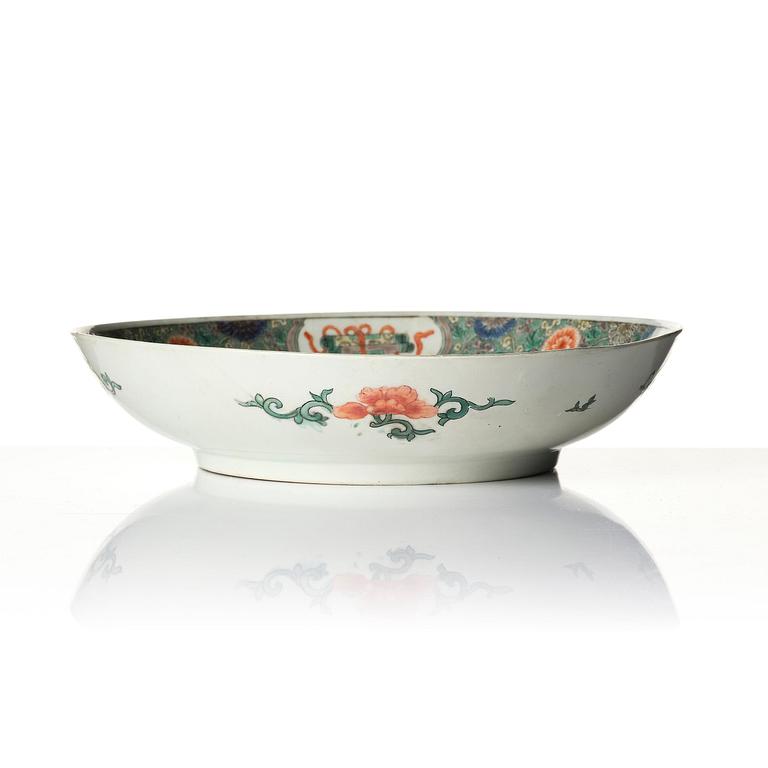 A famille verte 'flower basket' dish, Qing dynasty, Kangxi (1662-1722).