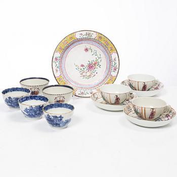 Parti, porslin samt fat i emalj på koppar, nio delar. Qingdynastin, 1700-tal.