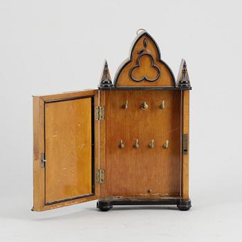 NYCKELSKÅP, nygotik, 1800-talets första hälft.