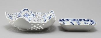 FAT, 2 st, porslin, "Lökmönstret", Meissen, 1900-tal.