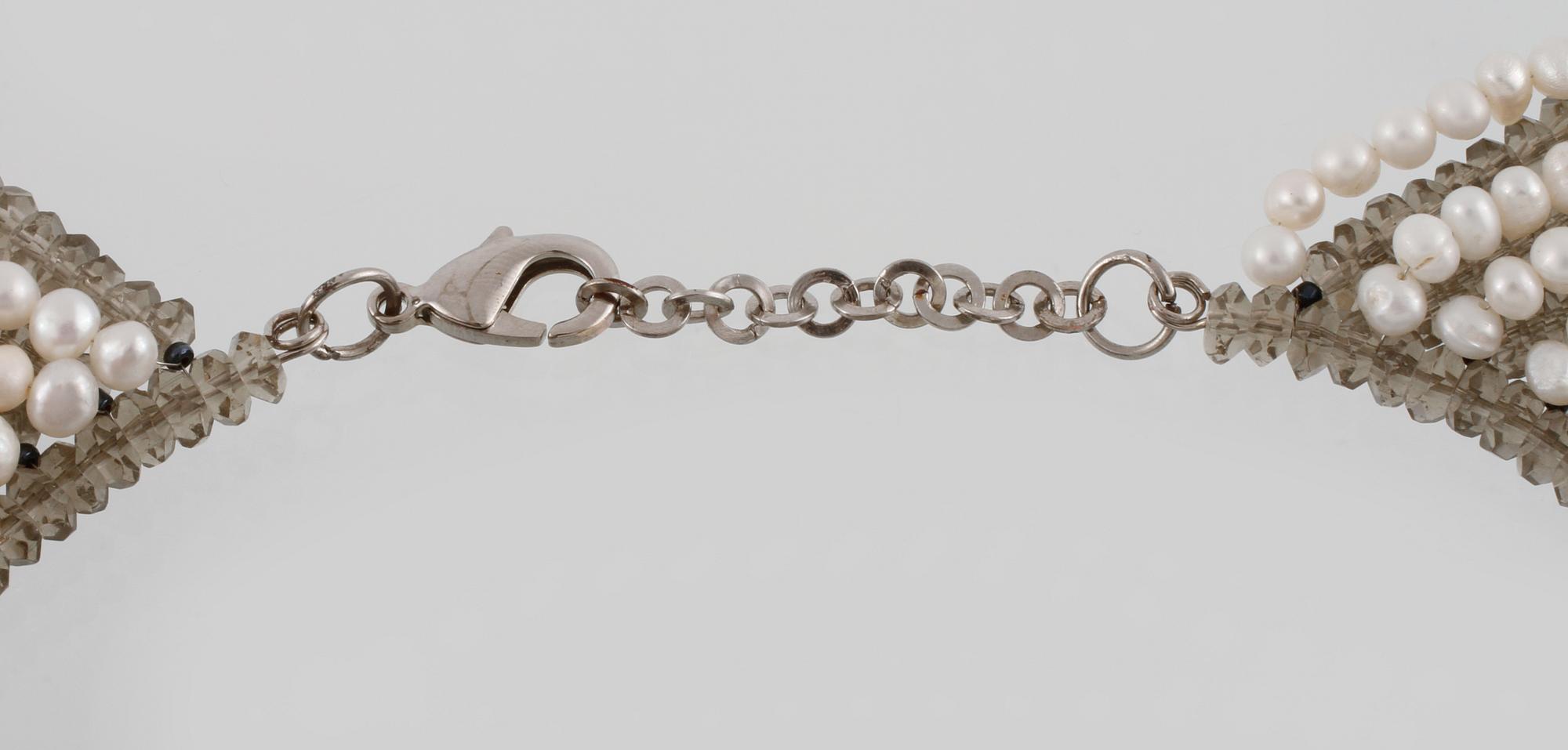 COLLIER, odlade barocka sötvattenspärlor samt fasettslipade olikfärgade glaskulor, lås i vitmetall.