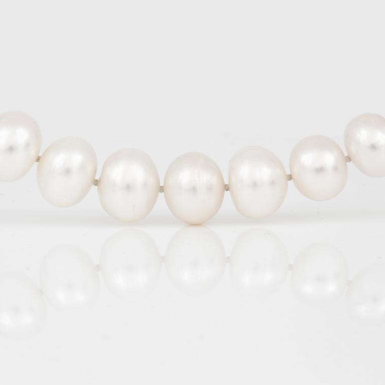 COLLIER samt ÖRHÄNGEN, ett par, med odlade pärlor och låset i vitmetall.