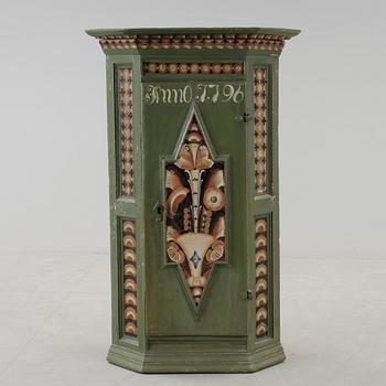 HÖRNHÄNGSKÅP, allmoge. Daterad 1796.