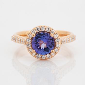Ring 18K guld med en fasettslipad tanzanit.