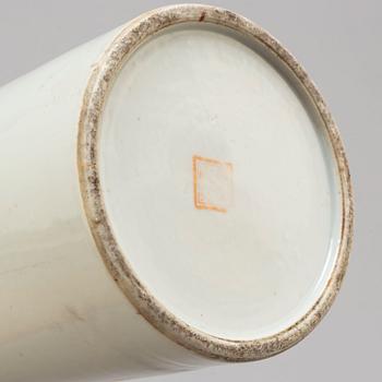 A Chinese famille rose hat stand, 20th century.