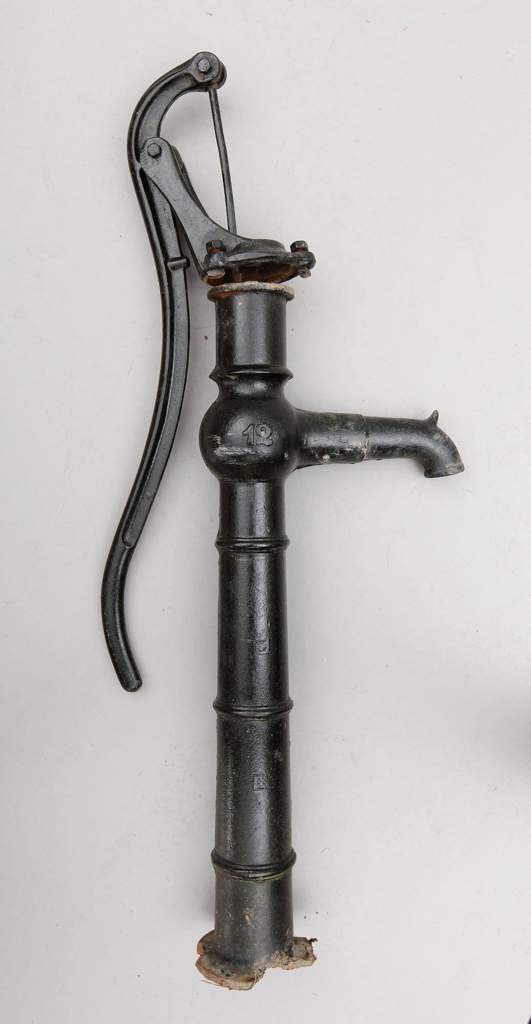 TRÄDGÅRDSPUMP, gjutjärn.