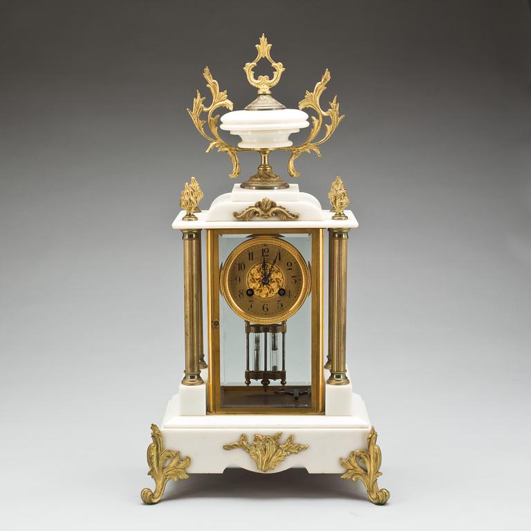 BORDSPENDYL, Empirestil, J.J. Driessen, Haarlem. 1900-talets första hälft.