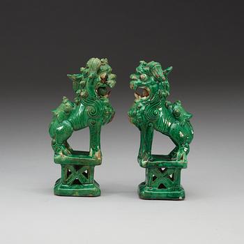 A set of two green glazed buddhistic lions, Qing dynasty.