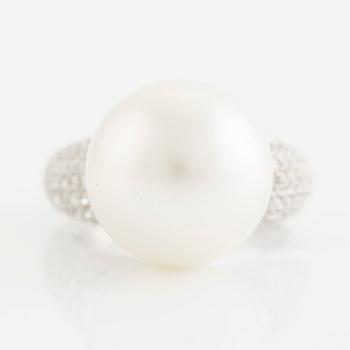 Ring, cocktail ring 18K white gold with a cultured South Sea pearl and brilliant-cut diamonds.