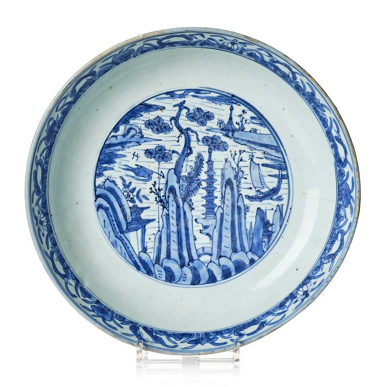 A blue and white ming dish, 16th century.