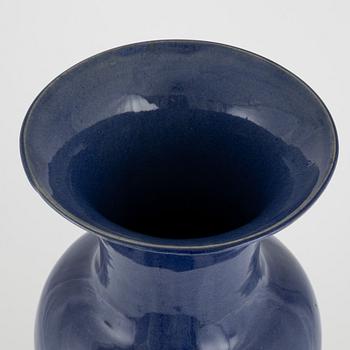 A blue glazed porcelain vase, China, 20th Century.