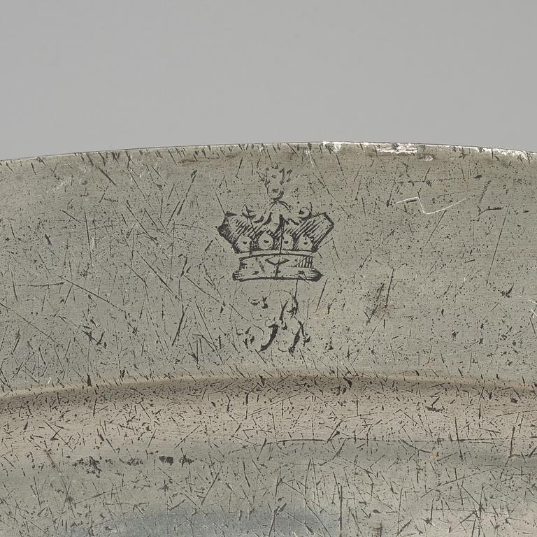 An English pewter serving dish, London, 18th century.