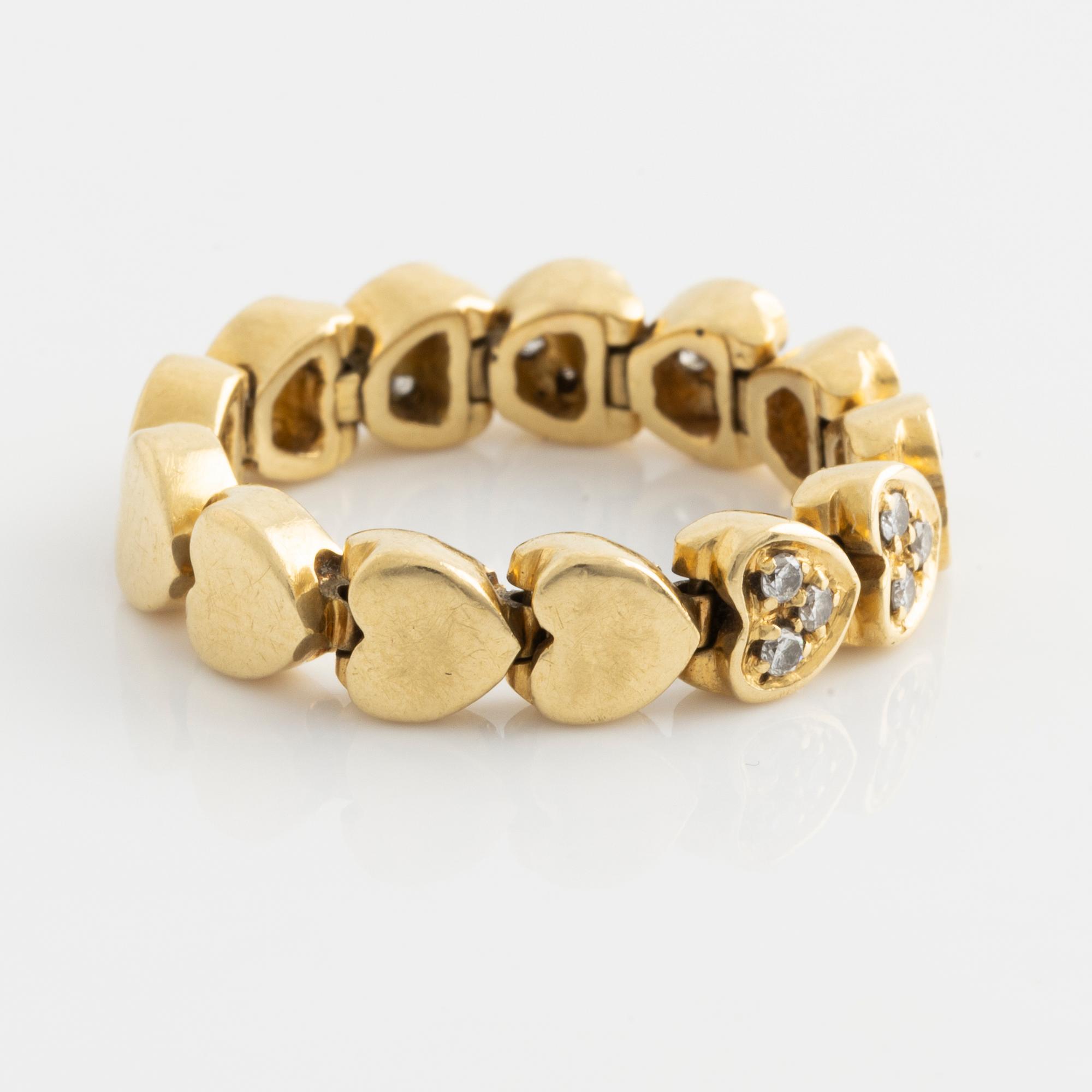 Ring in the shape of hearts with brilliant-cut diamonds.