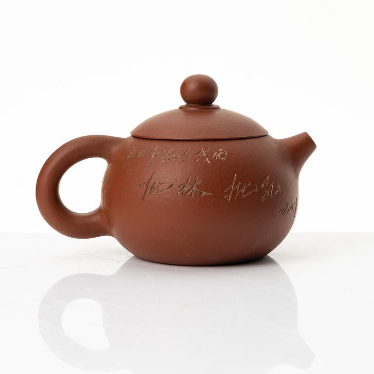 He Daohong, A red yixing teapot, 1960/70s.