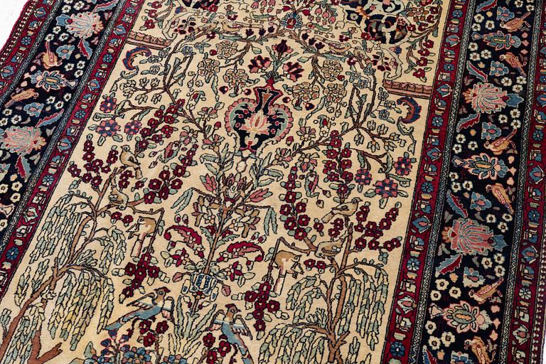 An antique Isfahan rug, ca 235 x 145 cm.