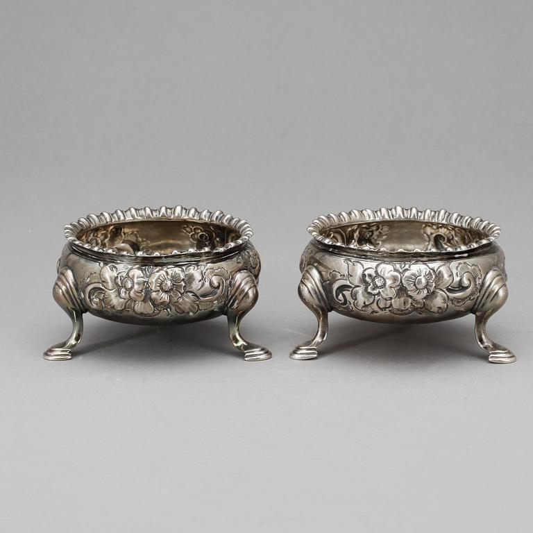SALTKAR, ett par, silver, otydlig mästare, London, England, 1700-tal. Vikt 134g.